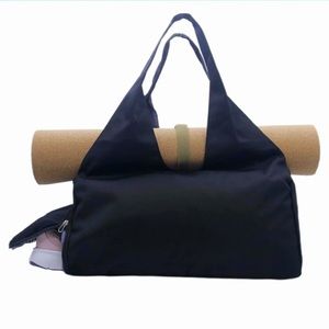 Women’s gym bag with separate shoe compartment.